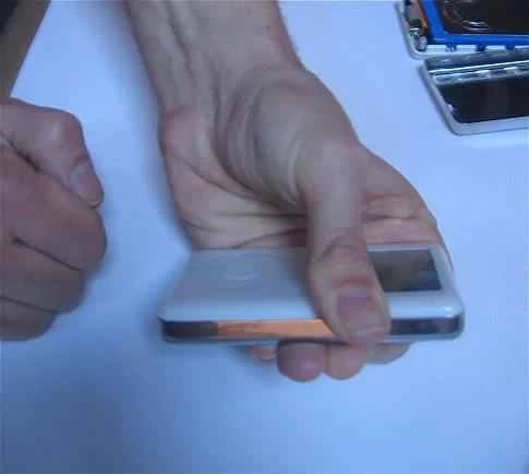 白いテーブルの上に iPod を持っている人。