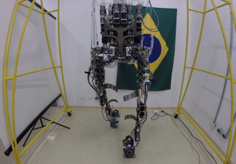 ロボット外骨格を装着した人間がワールドカップ開幕