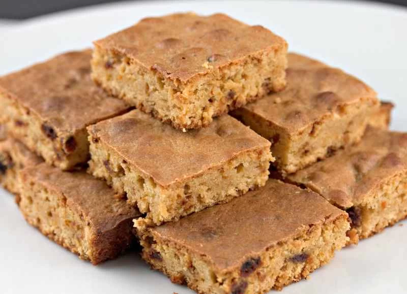 白い皿の上にホワイトチョコレートアプリコットバーが積み重ねられています。