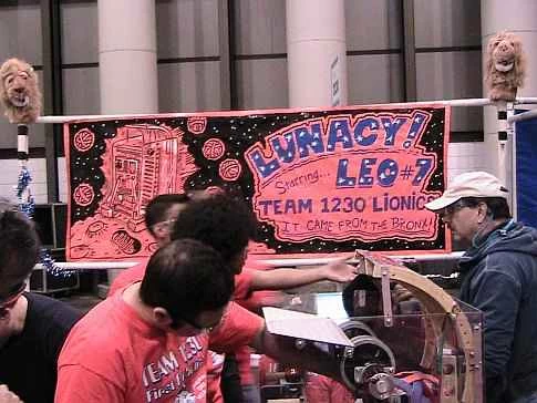 ニューヨーク市で開催された 2009 FIRST ロボット競技会に参加した高校生たちが自作ロボットを披露。