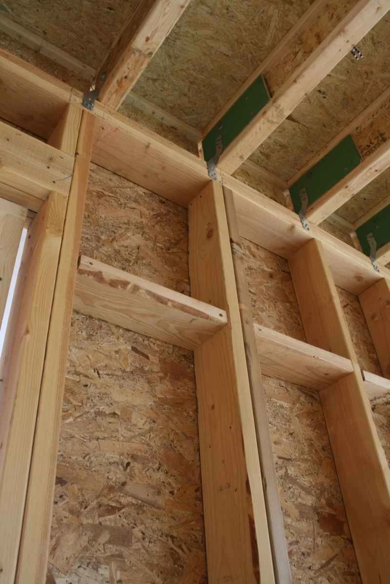 断熱材の準備中の壁