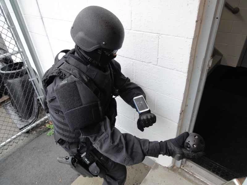 警察はカメラボールを部屋に投げ込むだろう