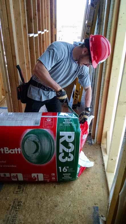 ROXULの袋を開ける男性