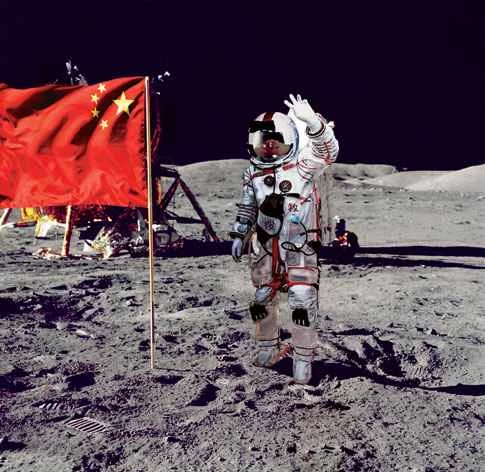 月面でポーズをとる中国の宇宙飛行士