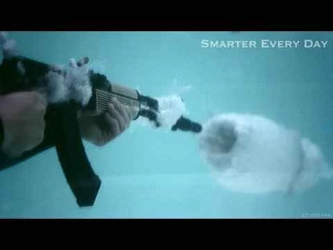 水中でAK-47を発砲すると何が起こるのか [動画]