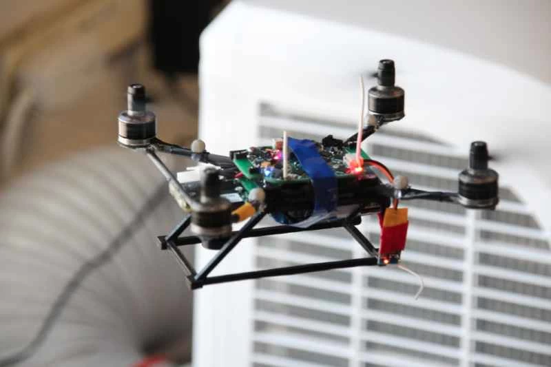 KMel Roboticsのクアドローターラボの内部