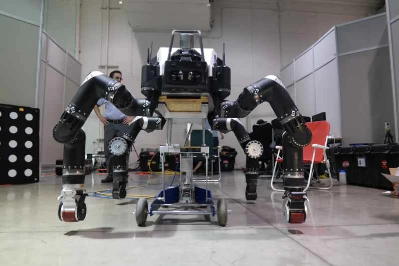 NASAのロボシミアン人型ロボットが静止している