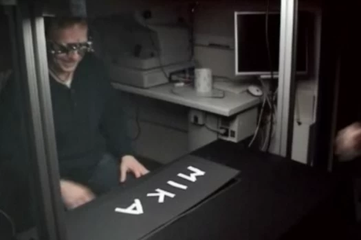 目:患者の目を利用した網膜インプラント