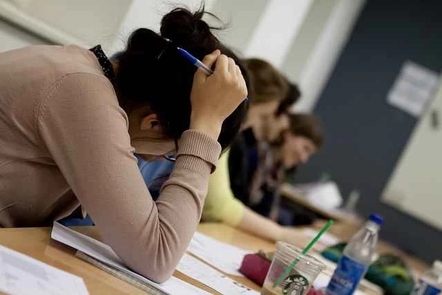 マイクロソフト、「ペンと紙は子供の成長を妨げている」