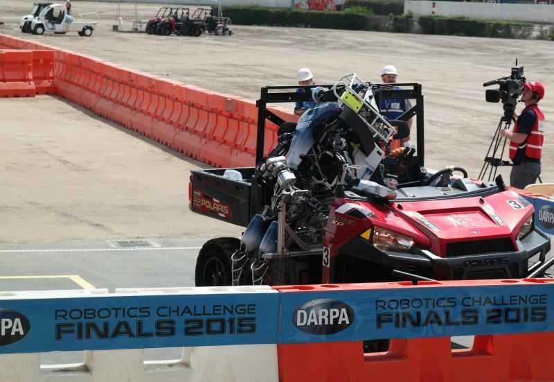 チーム・トルーパーのアトラスはポラリスに寄りかかっている