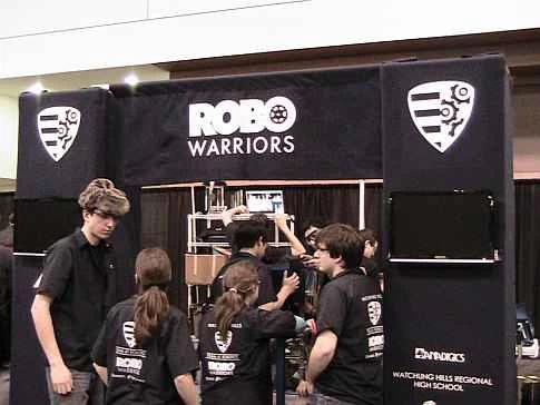 ニューヨーク市で開催された 2009 FIRST ロボット競技会に参加した高校生たちが自作ロボットを披露。