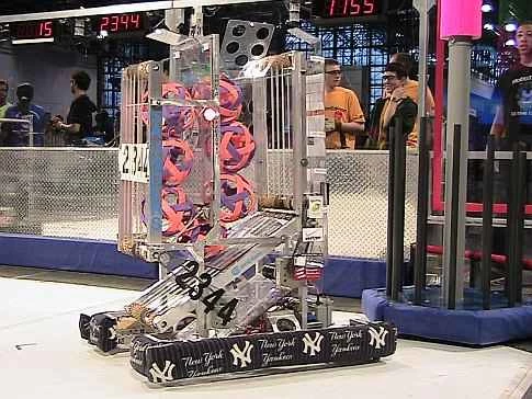 ニューヨーク市で開催された 2009 FIRST ロボティクス コンテストで、観客の前で披露された手作りロボット。