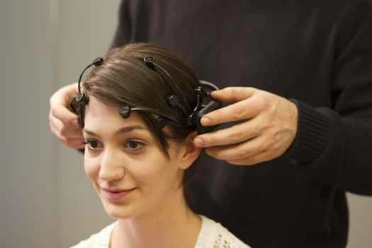 最近の研究で、アシスタントがEmotivヘッドセットを装着している様子