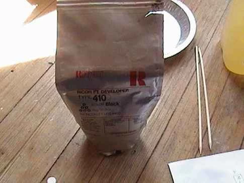 磁性流体を作るための磁性インク現像剤。