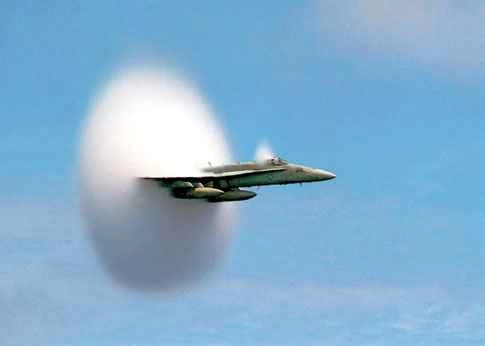 音速の壁を破るジェット機