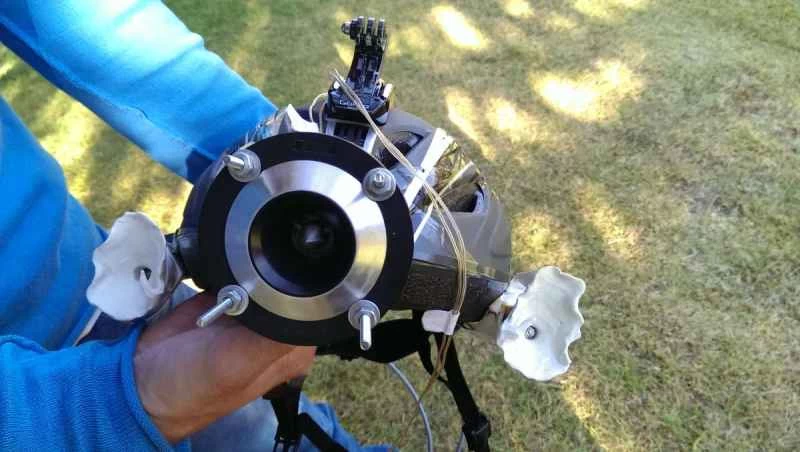 超音波ヘルメットで誰でもコウモリのように「見える」