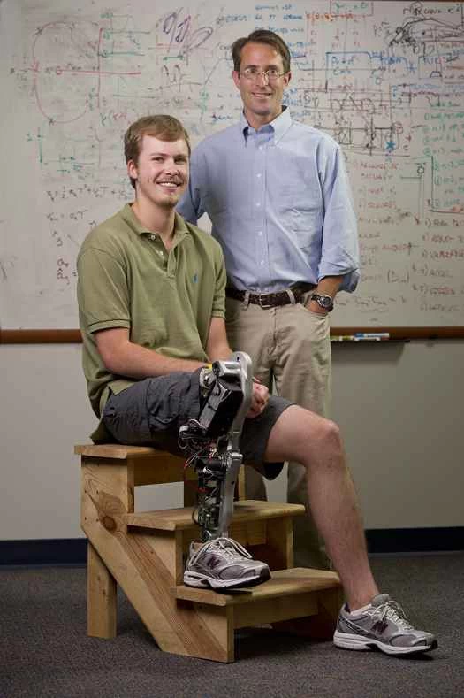 膝:ヴァンダービルト社の膝足首協調義足