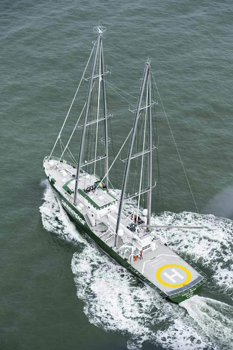 最新ハイテクレインボーウォリアーの内部