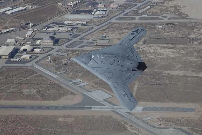 エドワーズ空軍基地上空のX-47B