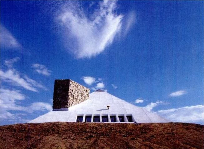 砂漠のピラミッド型住宅
