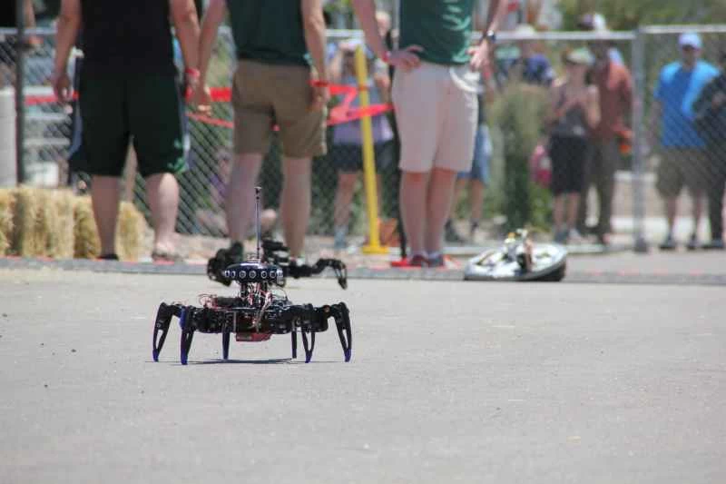 駐車場で行われる、めちゃくちゃ難しい自動運転ロボットレース