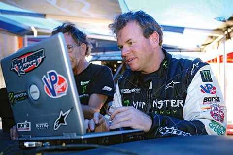 チームマネージャーのジョン・ホフマンが最近の走行データを分析