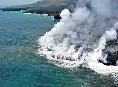 水に触れる溶岩
