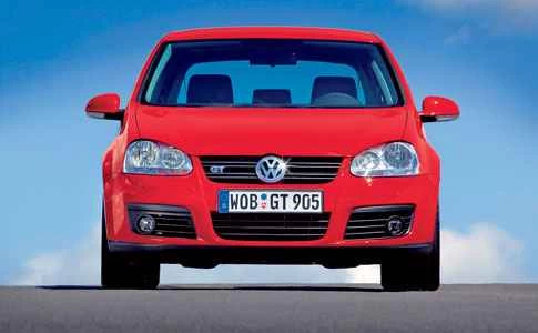 ターボチャージャーとスーパーチャージャー付きの車