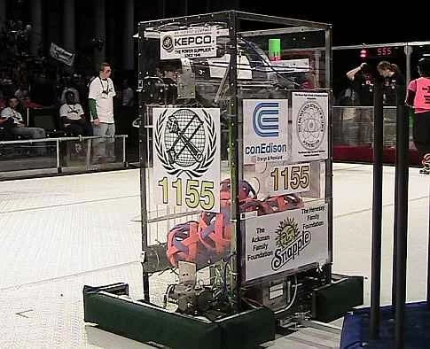 ニューヨーク市で開催された 2009 FIRST ロボティクス コンテストで、観客の前で披露された手作りロボット。