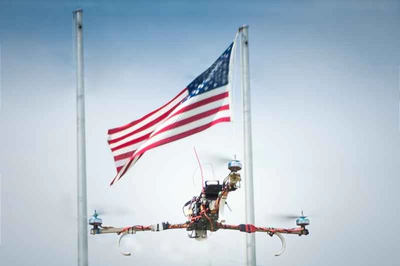 銃、ドラッグ、そして部分的なヌード：PopSciがテクノリバタリアンのパーティーに参加