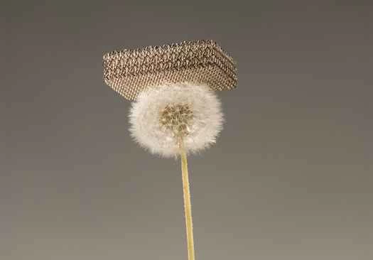 発明：世界最軽量素材、99.99%空気