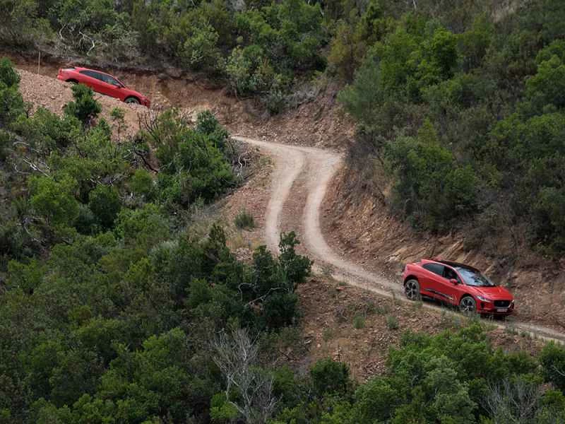 ジャガーI-PACEが山岳コースを走る