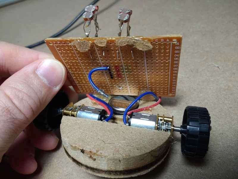 光追従ロボットをホットグルーで接着する