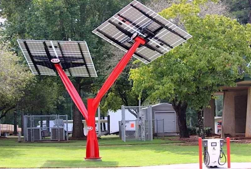 2つの分岐したソーラーパネル