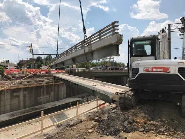 週末に高架道路を交換する作業員たちの興味深いタイムラプスをご覧ください