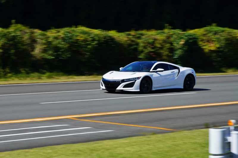 テストトラック上のアキュラNSX