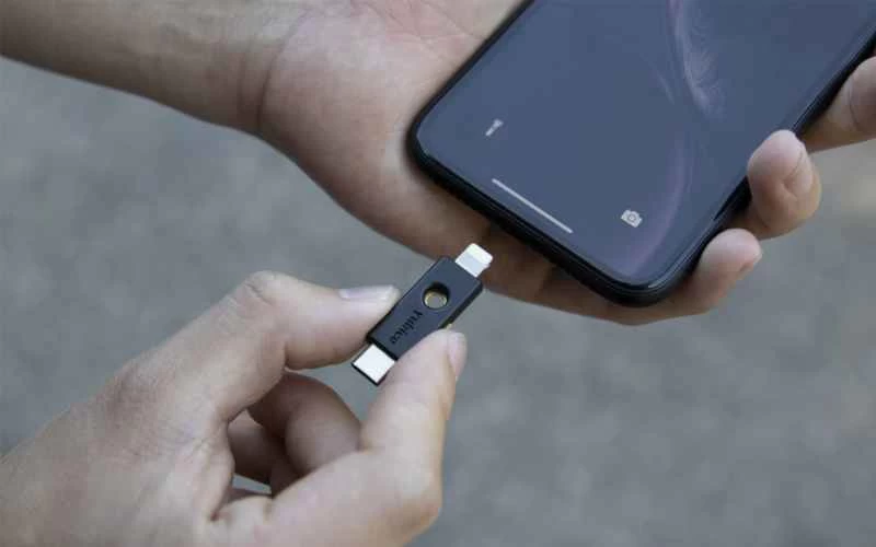 Yubico の USB-C & Lightning YubiKey 5Ci セキュリティキー