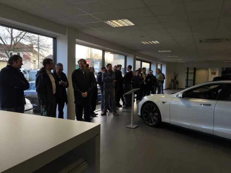 テスラ モデル3の受注開始、購入者は店の外に列を作る