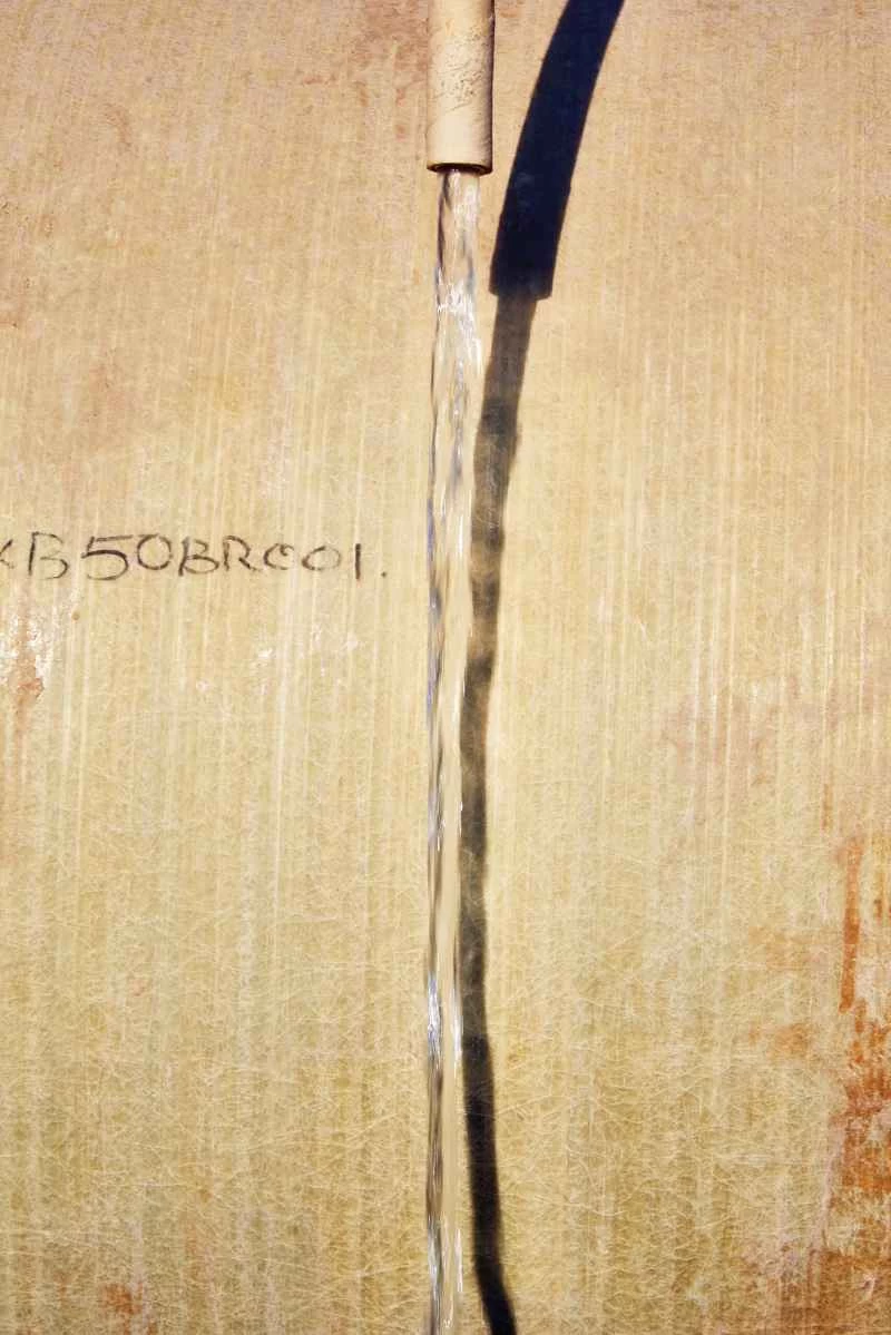 蛇口から水が流れ出る