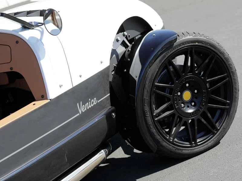 Venice GTは18インチの鋳造アルミホイールを装備しています。各ホイールには、鋭い制動力と優れた減速性能を備えたシングルピストン油圧ディスクブレーキが組み込まれています。