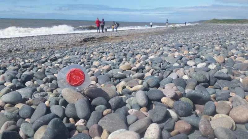 ビーチに落ちたペットボトル