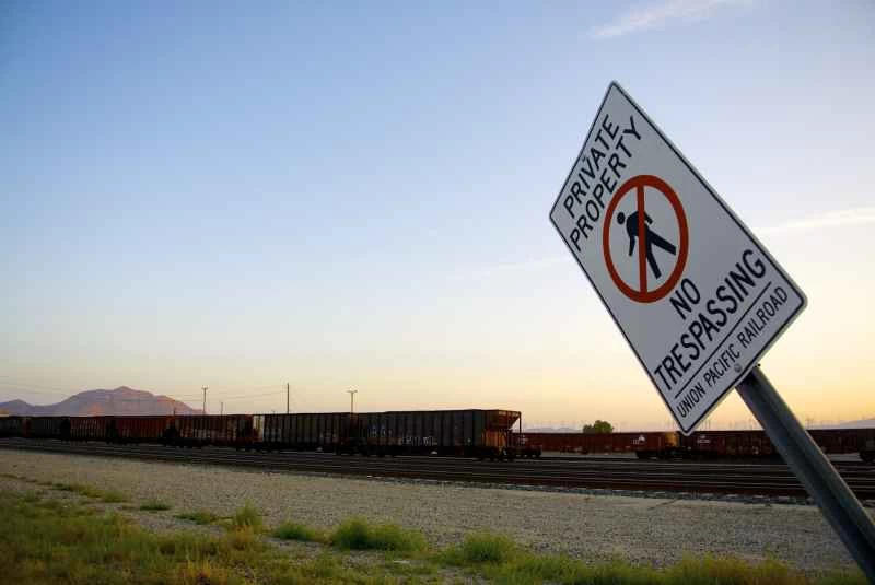 線路近くの立ち入り禁止標識