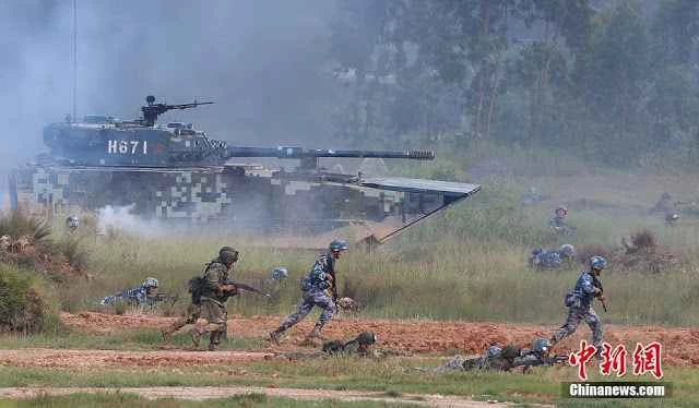 中国ロシア海兵隊ZDB-05戦車合同海上演習2016