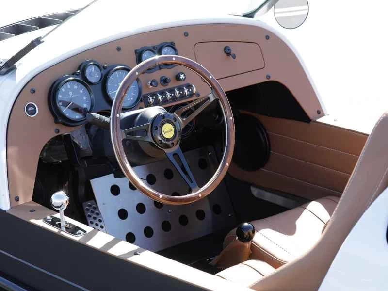 木目調のステアリングホイールとクロームバンプシフターの、さりげないスタイリングのアクセントが気に入っています。