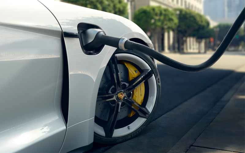 ポルシェのタイカン充電