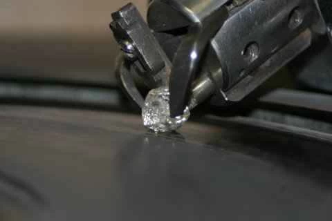 機械に掴まれたラボで生成されたダイヤモンド