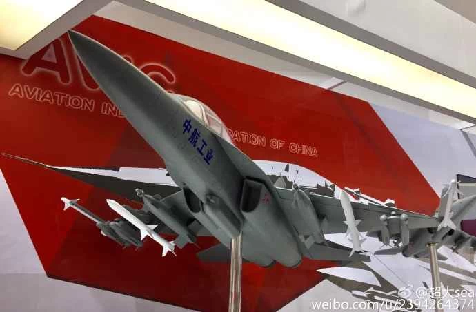 L-15 JL-10 ジェット戦闘機練習機 L-15B