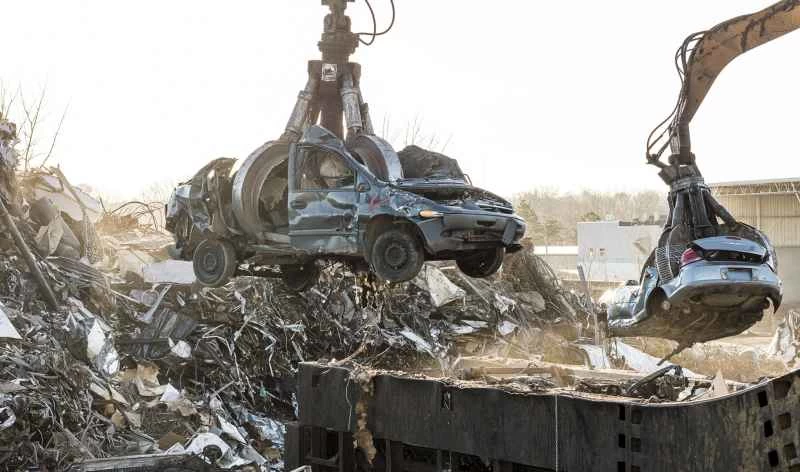 写真で見る：廃車から新品エンジンへの車の旅