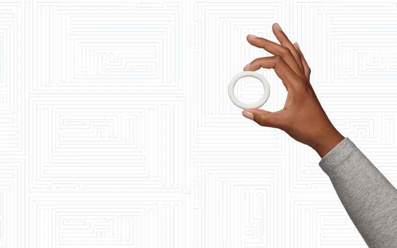 女性の手の中のアンノヴェラリング