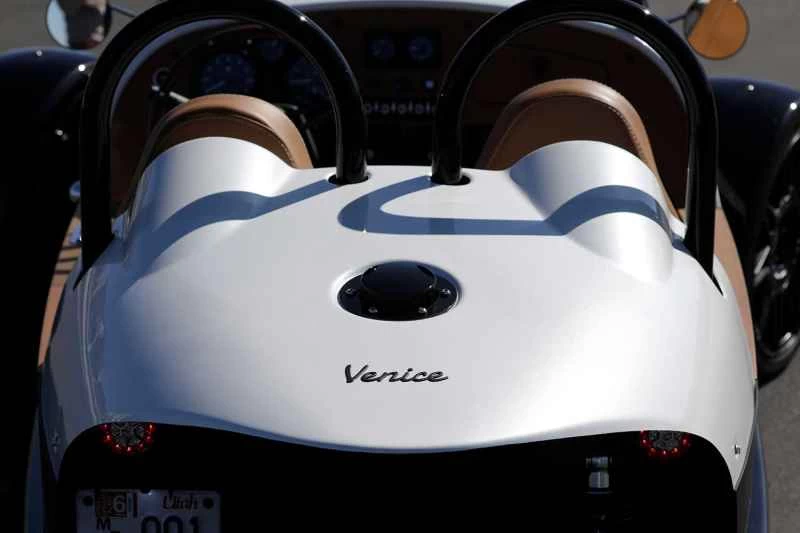 ロールバーのように見えますが、ヴァンダーホール社は、ベニスGTは連邦政府が義務付けている衝突試験の対象外であることをすぐに指摘します。そのため、この部品を「フープ」と呼んでいます。